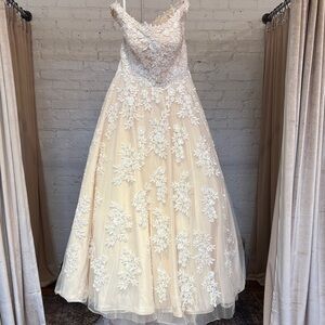Chic Cream Floral Lace Wedding Dress